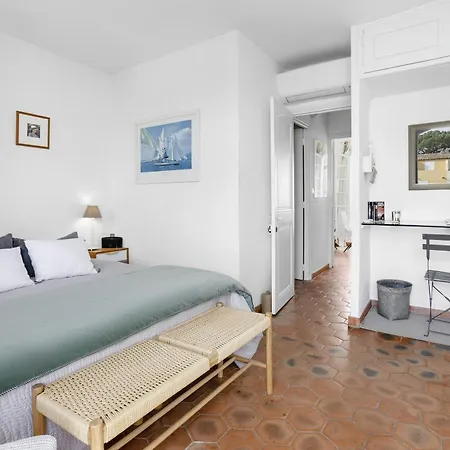 Sur Le Port - Parking Hotell Grimaud