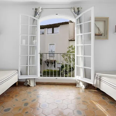 Hotell Sur Le Port - Parking Grimaud