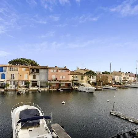 Sur Le Port - Parking Hotell
