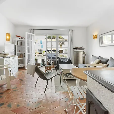 Sur Le Port - Parking Hotell Grimaud