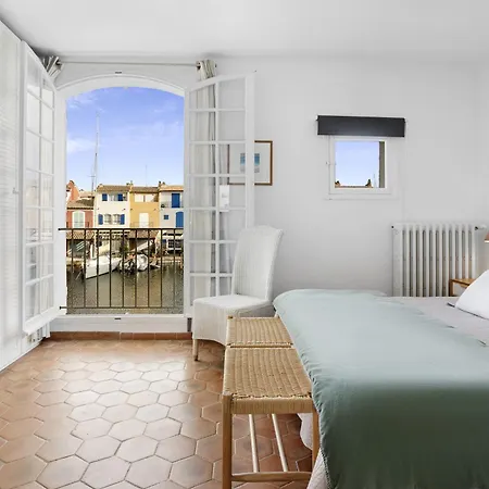 Sur Le Port - Parking Hotell Grimaud