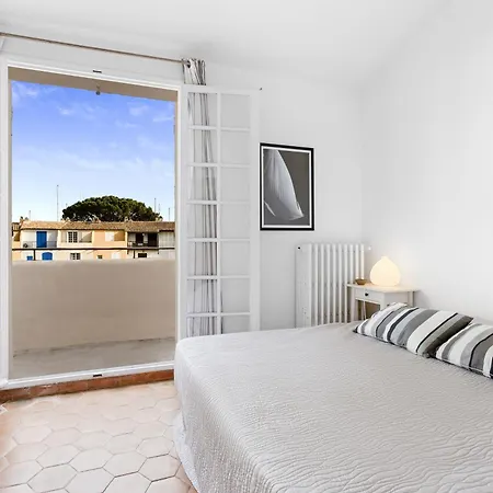 فندق Sur Le Port - Parking 3*
